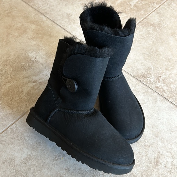 NWOB UGG Women's Bailey Button II Boot - Black (US 5) - Picture 1 of 8
